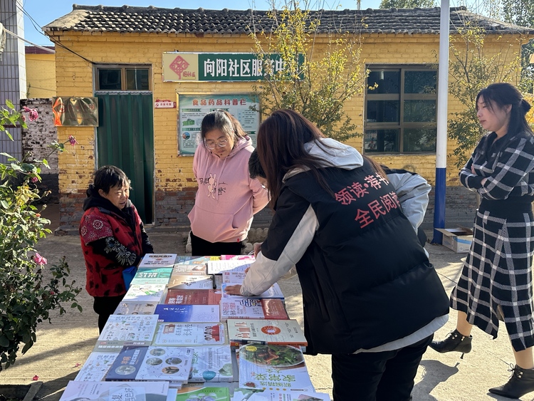 保定徐水区：书店变“书院” 书香“润”城乡_fororder_书店送书下乡，推动全民阅读。杨景涵 摄
