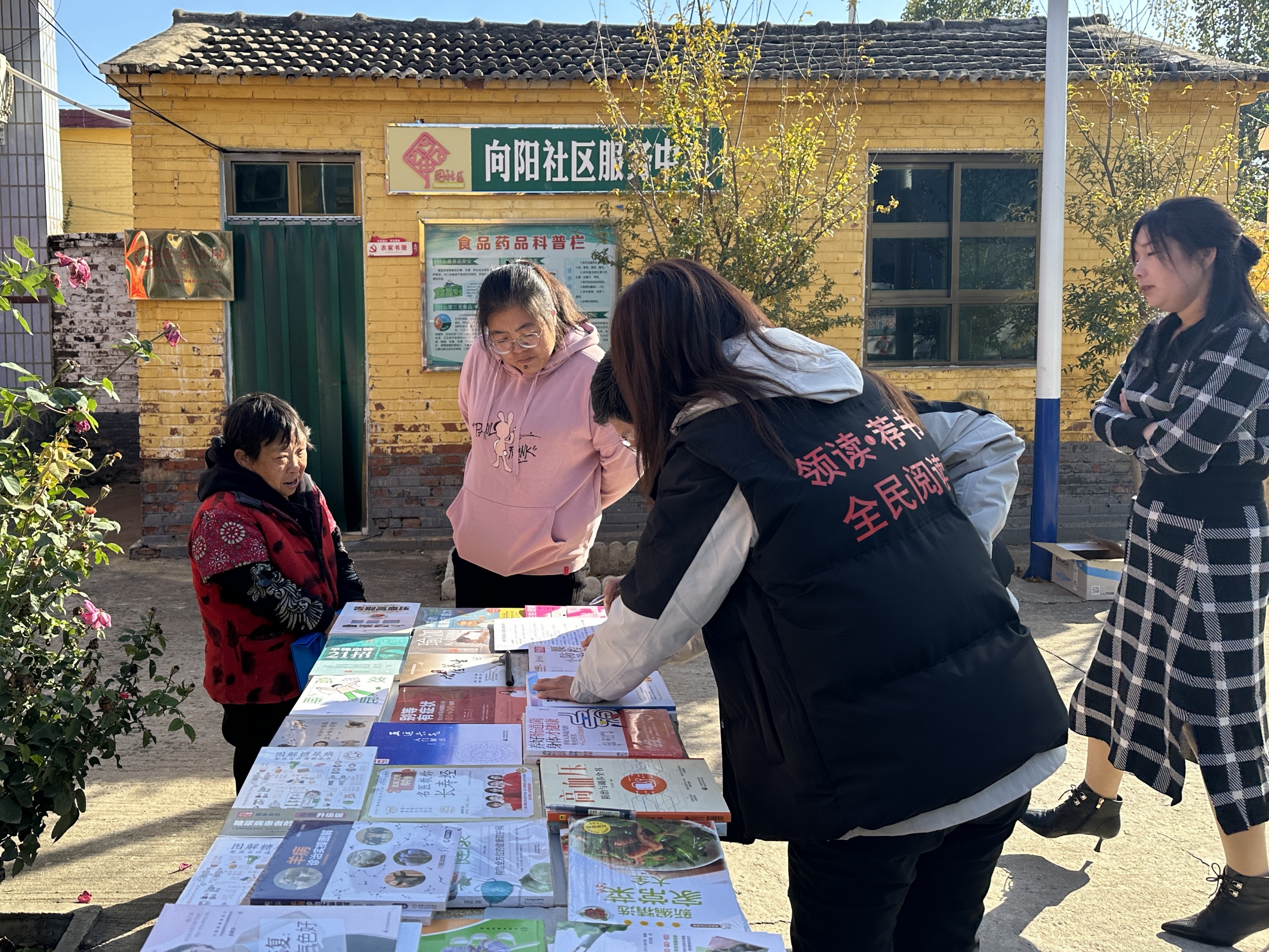保定徐水区：书店变“书院” 书香“润”城乡_fororder_书店送书下乡，推动全民阅读。杨景涵 摄