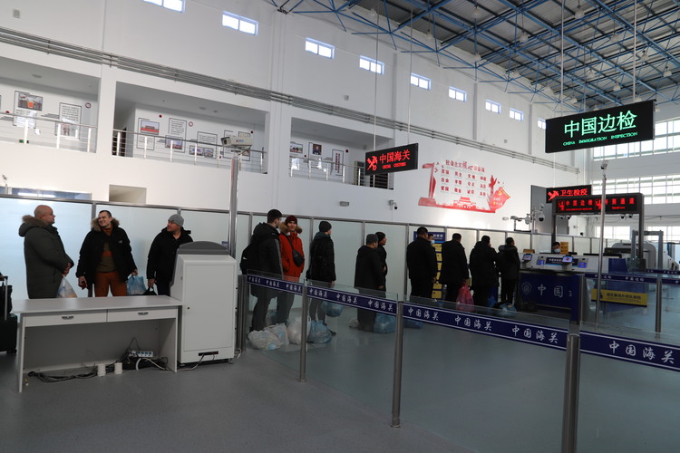 黑山头口岸完成首批中俄互免签证旅游团通关_fororder_旅游团正在办理入境手续。