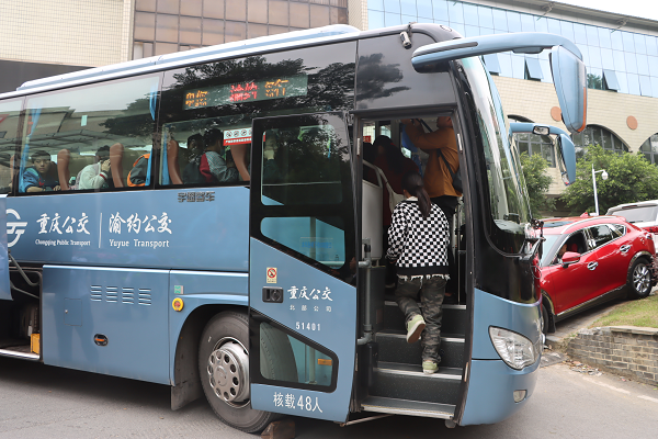 重庆：“定制公交”开上缙云山 7000余名师生出行不再难_fororder_图片1(1)