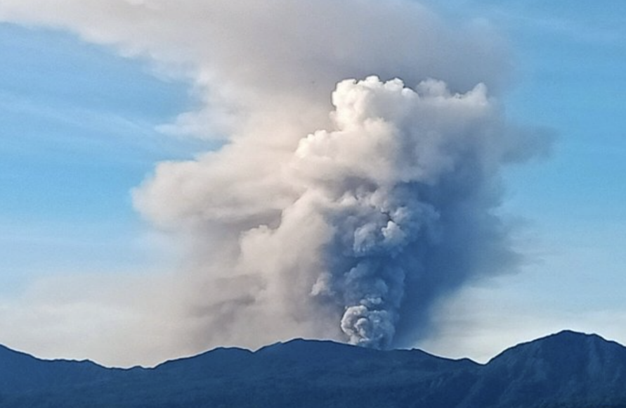 印尼杜科诺火山喷发 火山灰柱达1200米