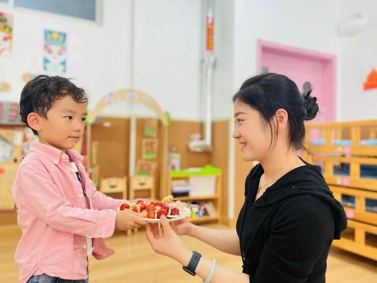 济南市经五路幼教集团泉秀分园举办班级特色活动_fororder_图六小朋友和老师分享自己亲手做的山楂串
