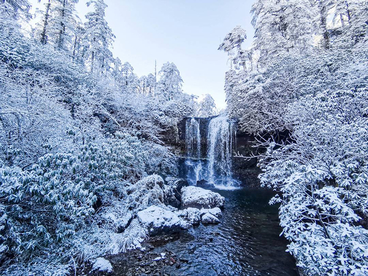 眉山洪雅：瓦屋初雪 如诗如画_fororder_瓦屋雪景-供图-洪雅县委宣传部[1]