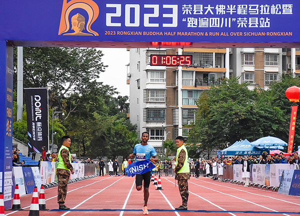 自贡：2023荣县大佛半程马拉松暨“跑遍四川”荣县站鸣枪开跑_fororder_2半程马拉松男子组第一名冲线（摄影-赵丽）