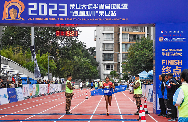 自贡：2023荣县大佛半程马拉松暨“跑遍四川”荣县站鸣枪开跑_fororder_3半程马拉松女子组第一名冲线（摄影-赵丽）