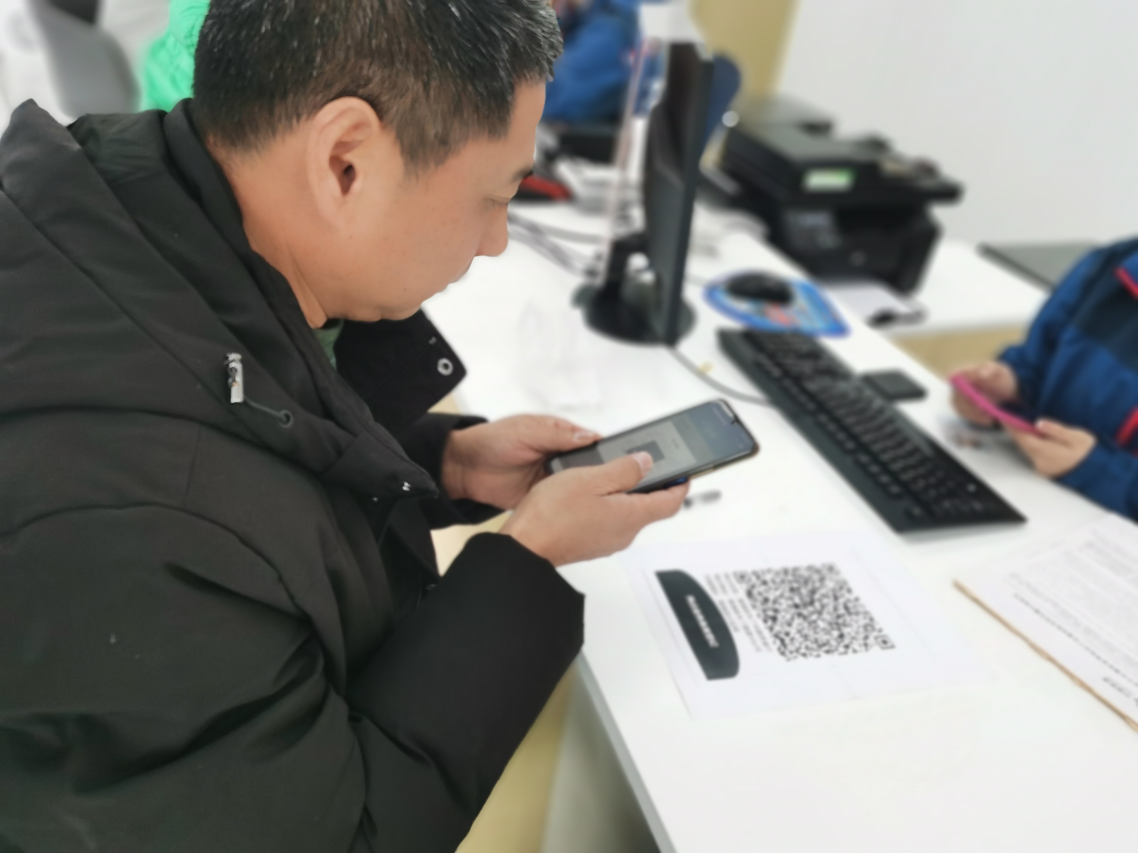 河北围场工信局开展“预防电信诈骗 你我协力同行”主题实践活动_fororder_引导顾客扫码进行网点服务备案登记