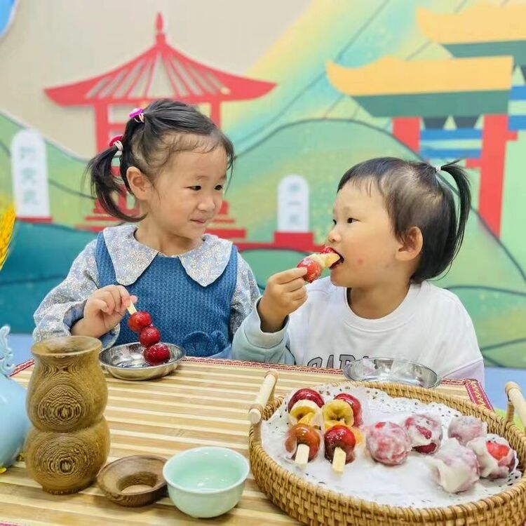 济南市经五路幼教集团泉秀分园举办班级特色活动_fororder_图五宝贝们品尝自己做的山楂串
