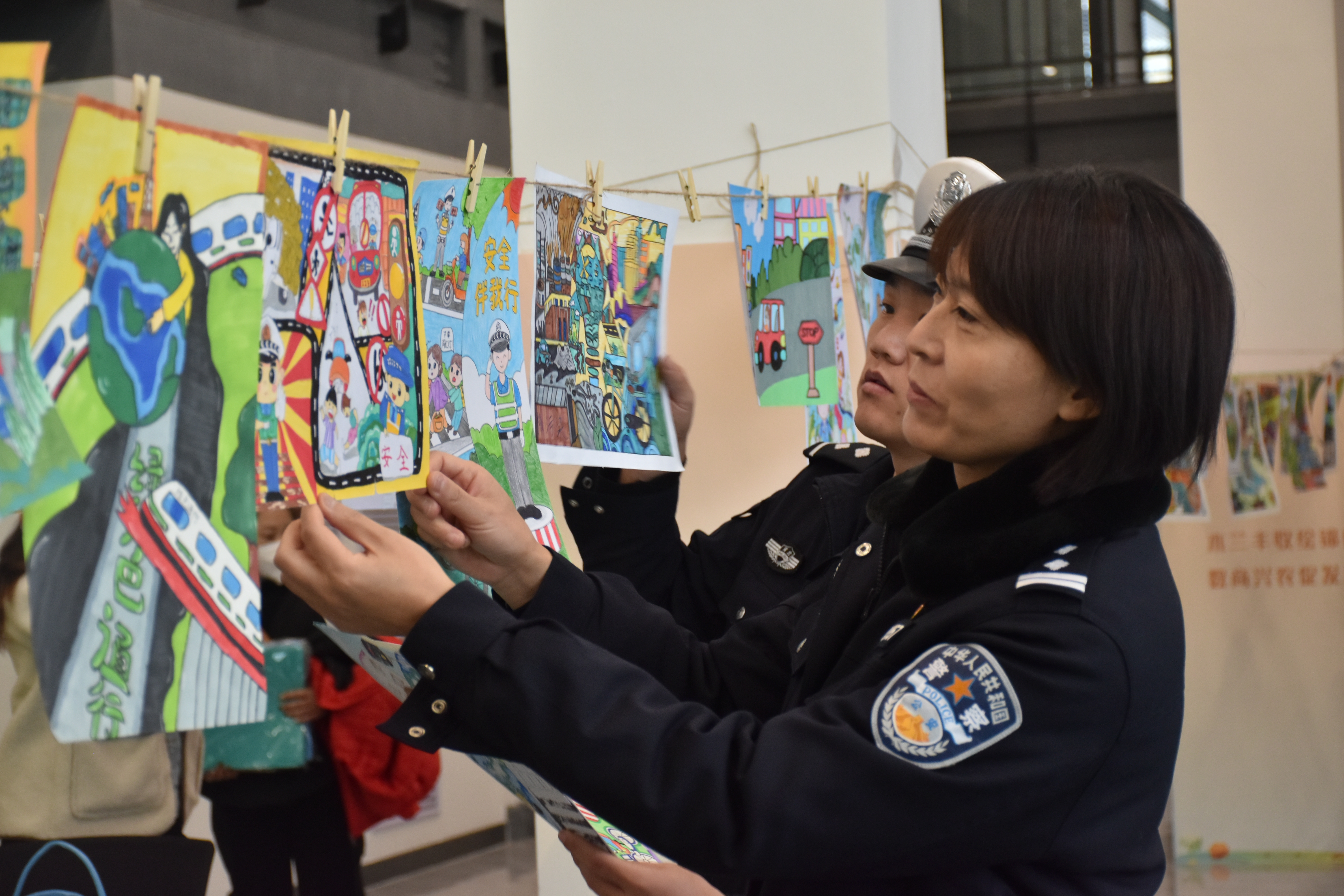 河北围场举办“‘双争’有我·画说河北”暨“文明交通 绿色出行”绘画比赛颁奖仪式_fororder_“‘双争’有我·画说河北”暨“文明交通 绿色出行”绘画比赛作品展2 (2)