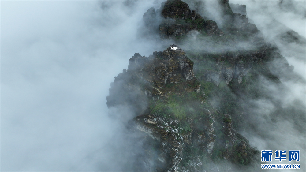 贵州梵净山：迎来立冬后首场雾凇景观