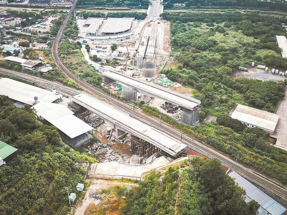 国内最大纵坡双幅转体桥梁成功转体_fororder_469adeb8-8cff-4bc2-bf12-d26be314b800