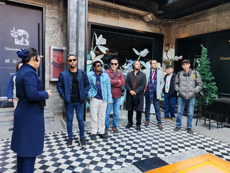 【Hi，Shandong】多彩青岛：在中山路历史文化街区感受百年青岛巨变_fororder_外媒记者参观青岛里院