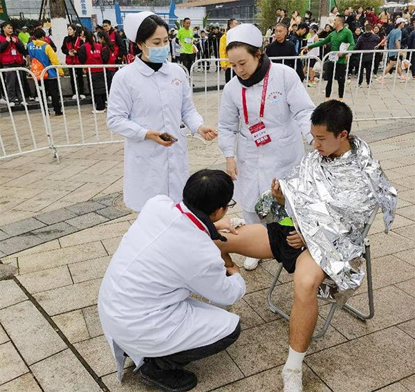 达州市中心医院为马拉松参赛选手健康保驾护航_fororder_3