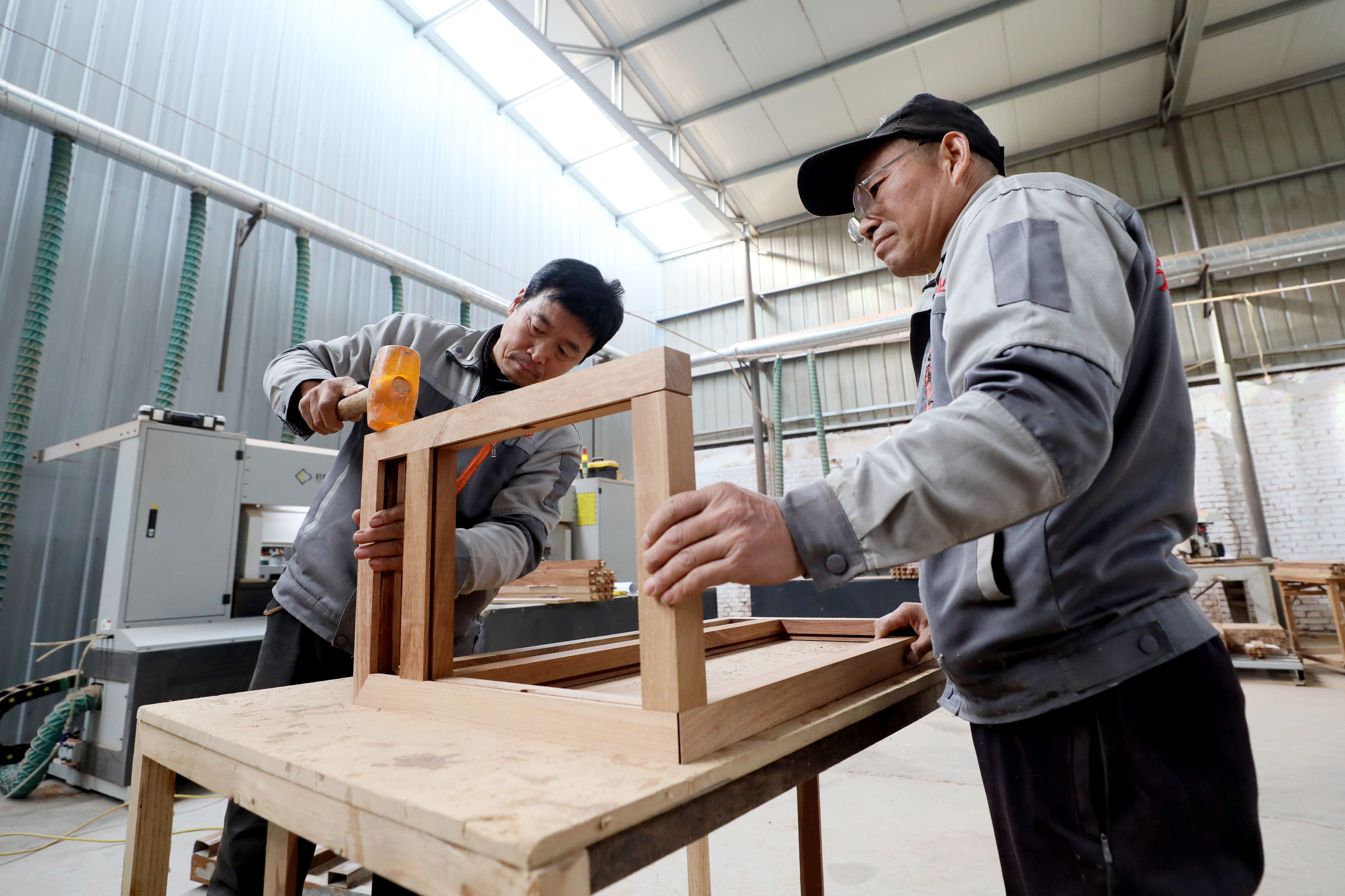 河北隆尧：红木家具带动家具产业“红红火火”_fororder_5.JPG