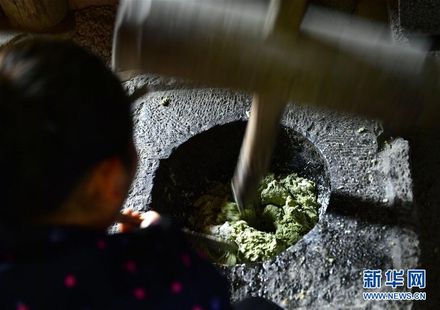 【美食健康图片 第一张做封面】【恩施州】湖北宣恩：花草搓揉出的土家美味