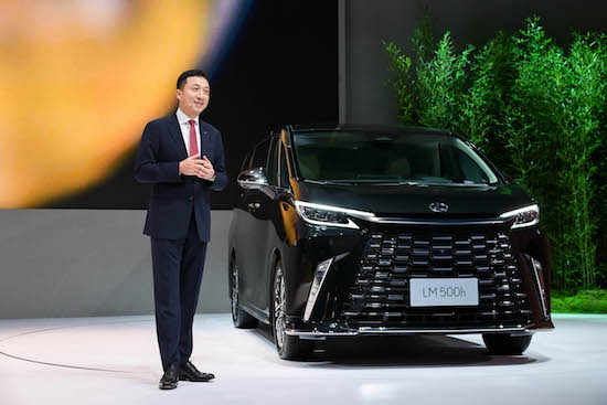 LEXUS雷克萨斯全新一代GX亮相广州车展 全新一代LM四座版/六座版上市_fororder_03-LEXUS雷克萨斯中国执行副总经理李晖致辞