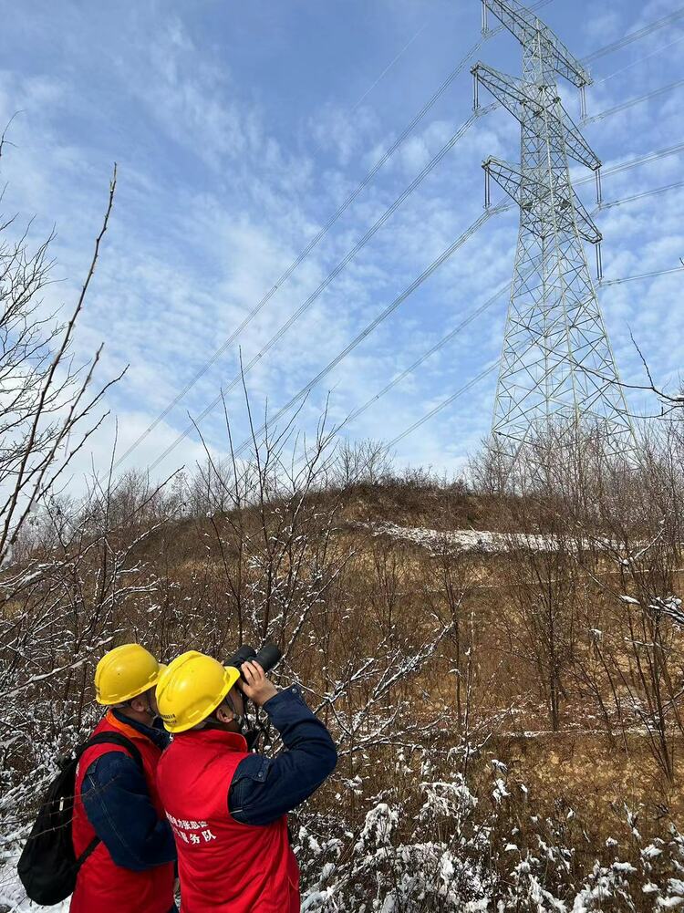 国网陕西电力：御雪抗寒潮 温暖送万家_fororder_国网陕西电力员工进行线路巡视