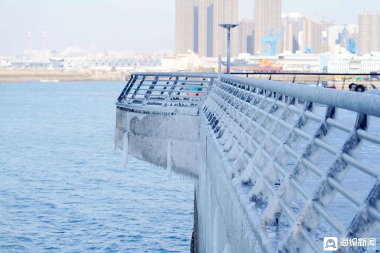 海浪被“冰封”！青岛海边再现“冰挂”奇观！