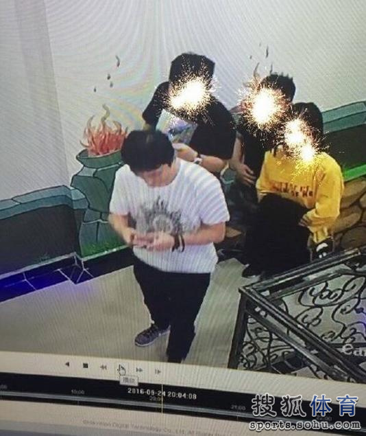 王思聪深夜开豪车网吧玩游戏 把钱包给丢了(图)