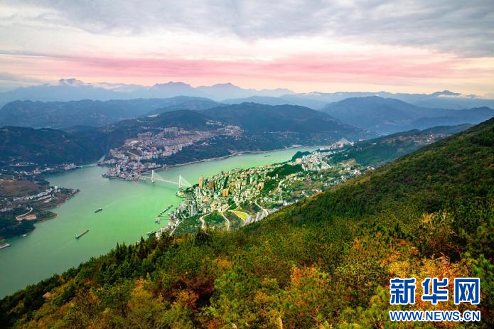 巴东巫峡初冬美 红叶云雾漫峡江