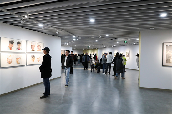 “为时代鸣唱” 65幅作品亮相“鸣于时代——全国青年水彩粉画艺术家推广计划”首展_fororder_市民观展5