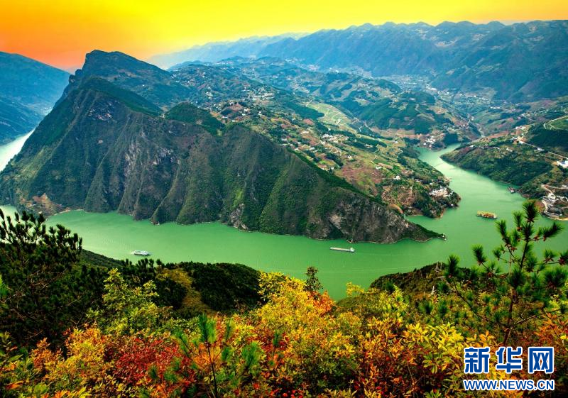 巴东巫峡初冬美 红叶云雾漫峡江