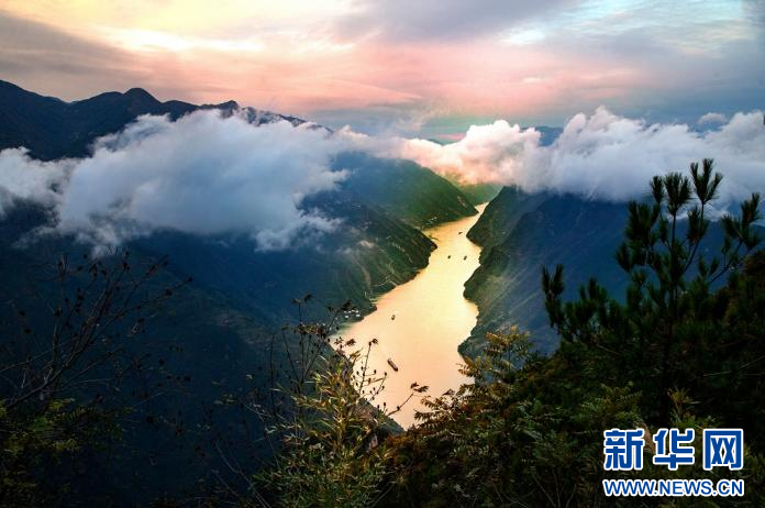 巴东巫峡初冬美 红叶云雾漫峡江