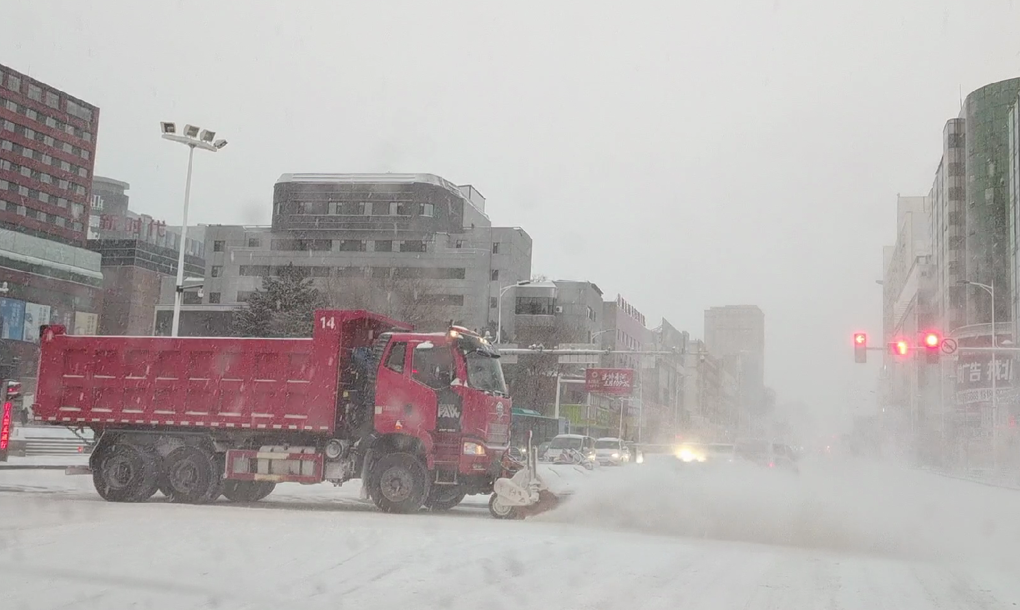 延吉城管、环卫以雪为令确保市民安全出行