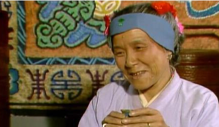 还记得《红楼梦》的刘姥姥吗？86岁的她近照是这样…