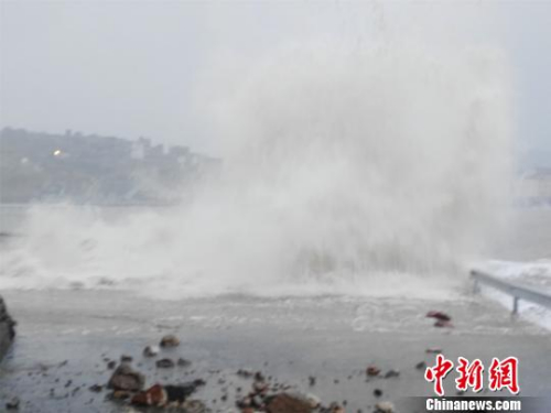 台风“鲇鱼”今登陆福建沿海 多地停课列车停运