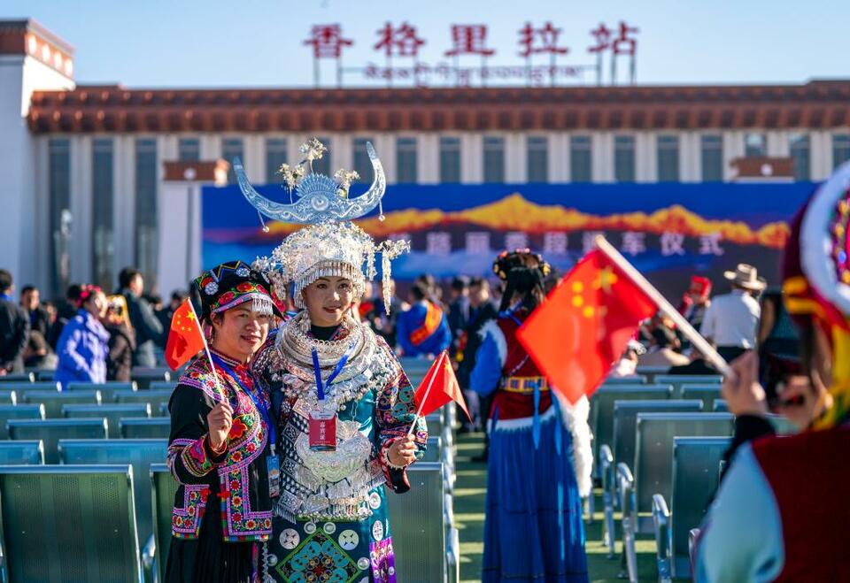 丽香铁路通车 动车直达“吉祥如意的地方”