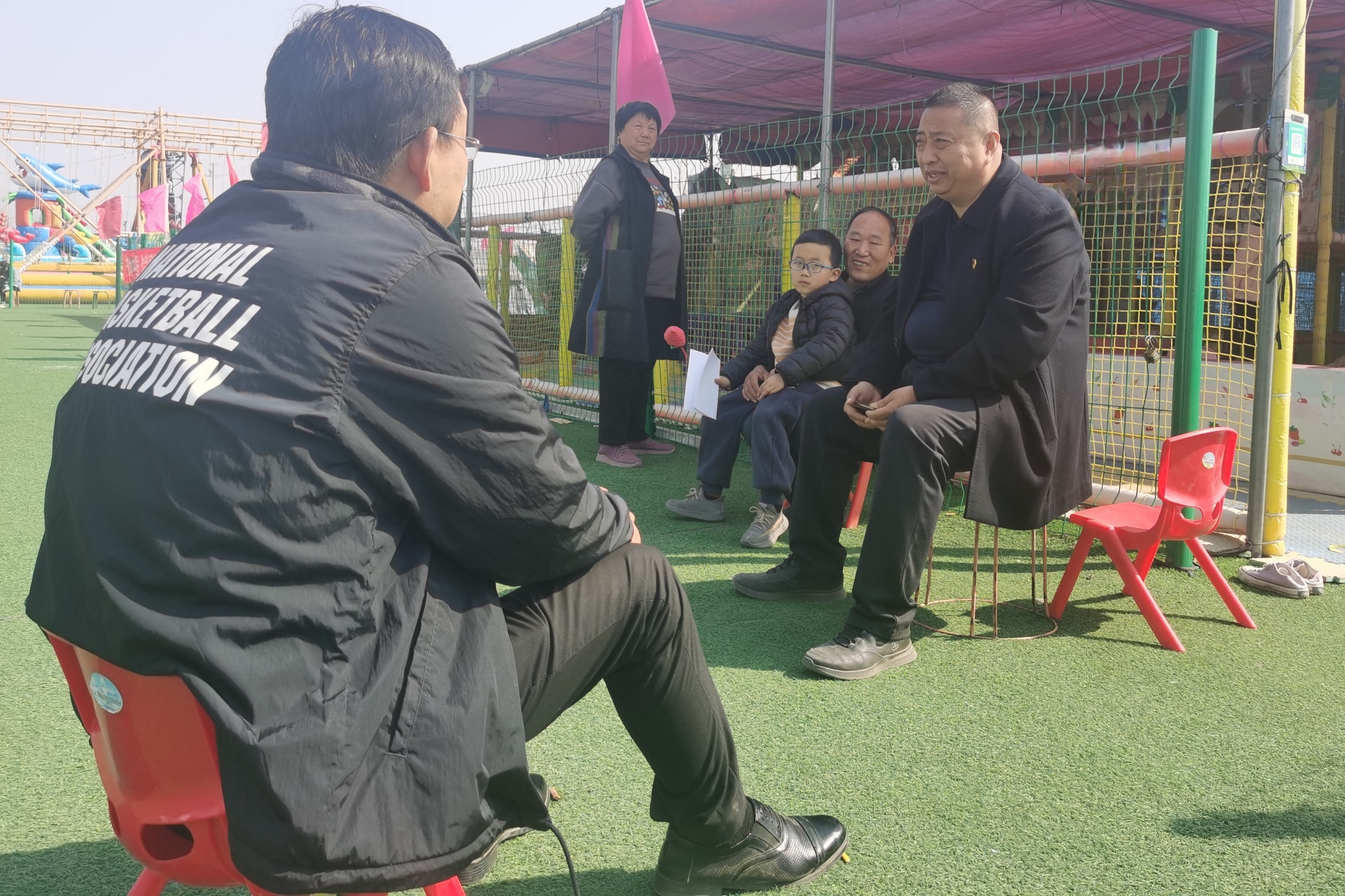 保定市徐水区：“沉浸式”宣讲入耳更入心_fororder_干部群众“小板凳”上唠家常、强信心。刘柯旋摄