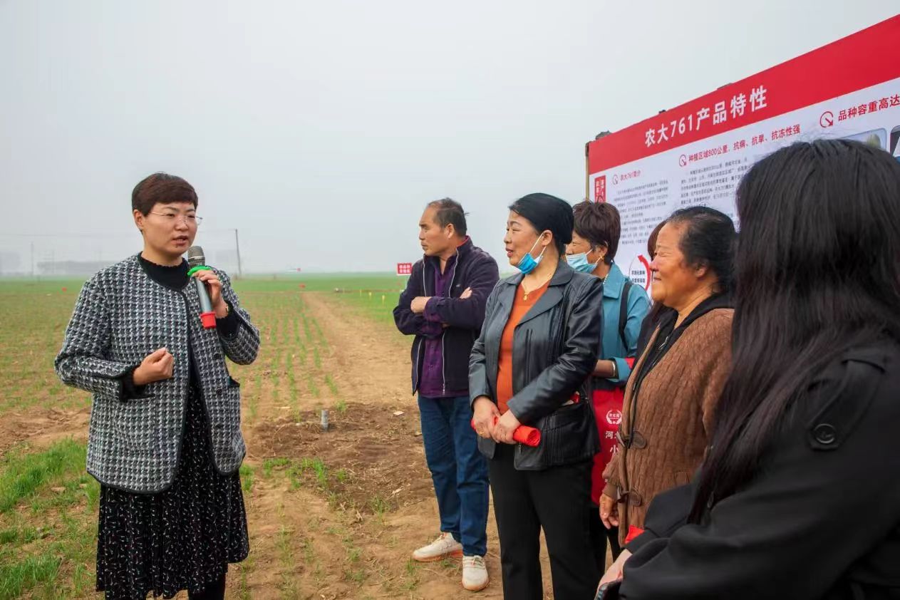 保定市徐水区：“沉浸式”宣讲入耳更入心_fororder_田间地头宣讲强农政策，共话乡村振兴。刘柯旋摄