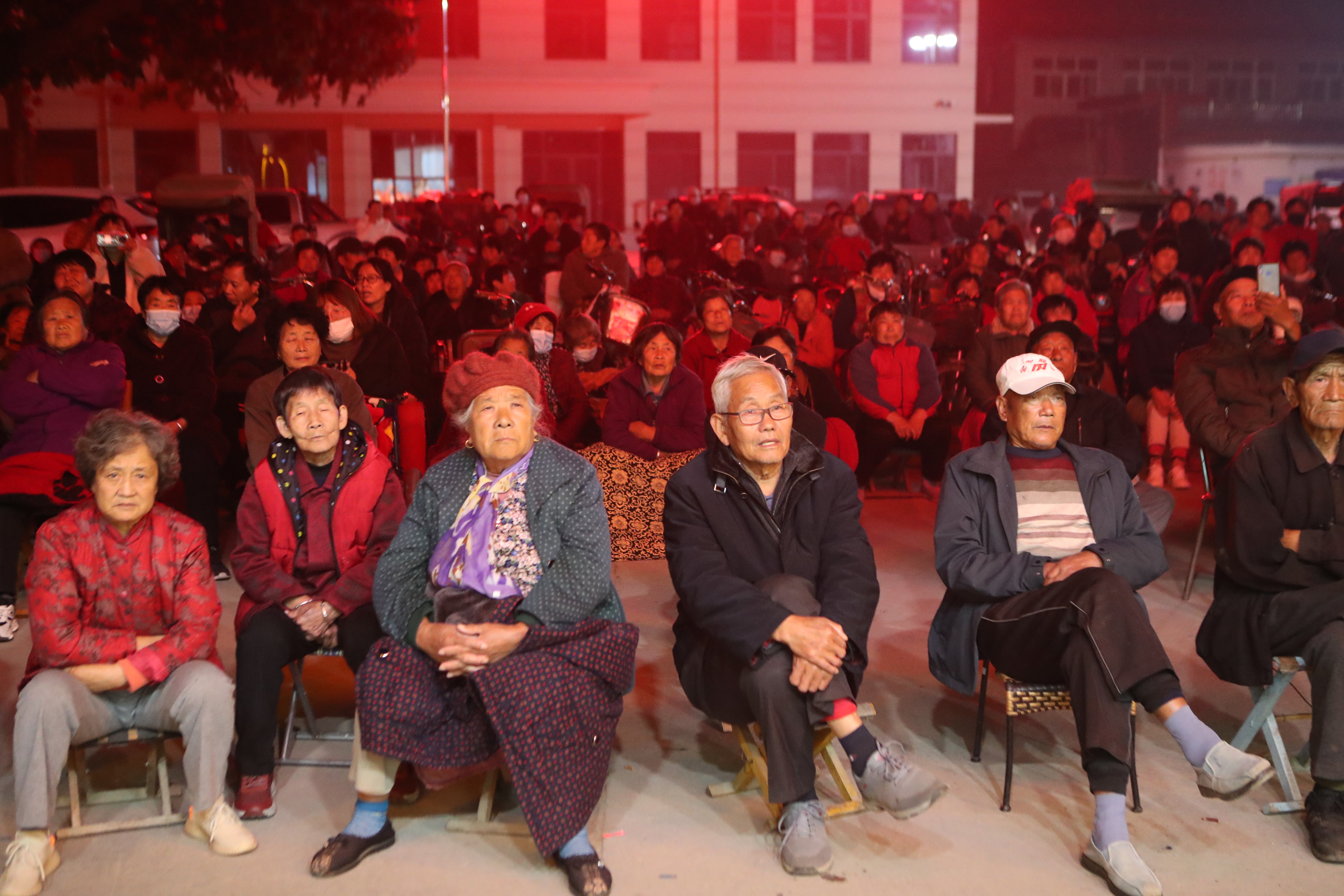 保定徐水区：王铁庄百年老调唱新声_fororder_王铁庄村群众观看演出 摄影 雷永怀.JPG