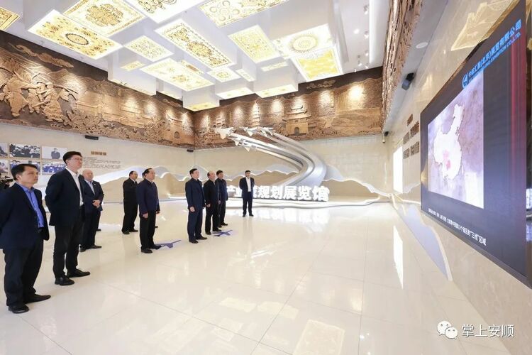 中国商飞公司党委书记、董事长贺东风到安顺考察
