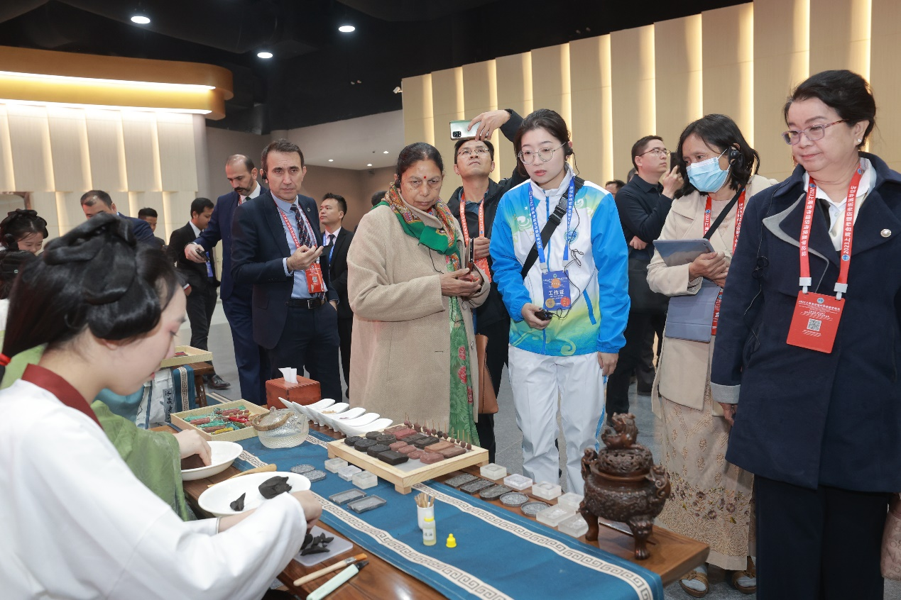 江西：国内外嘉宾感受“神奇”中医药_fororder_图片6