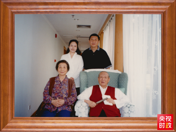 习主席书架上的照片“上新”，记录哪些动人瞬间？