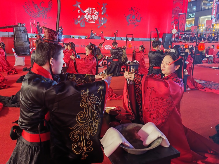 湖南长沙重现“大汉婚典”29对新人“穿越千年”履行周礼婚制_fororder_微信图片_20231203101923