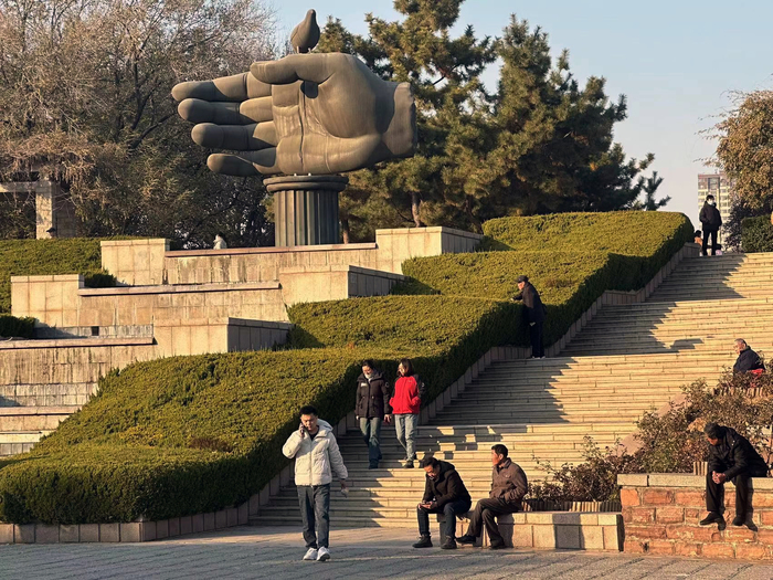 阳光普照气温升 户外休闲游园乐享周末时光
