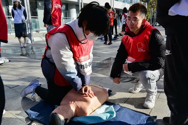 红气球挑战赛（校园站）暨“世界艾滋病日”燕园科普活动在北京大学举行_fororder_心肺复苏