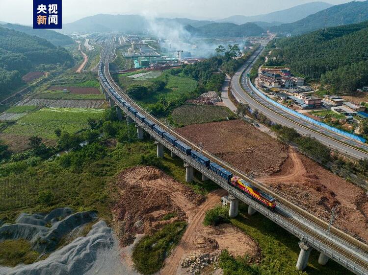 “中欧+澜湄快线”国际货运专列、中老铁路老挝粮食专列首发