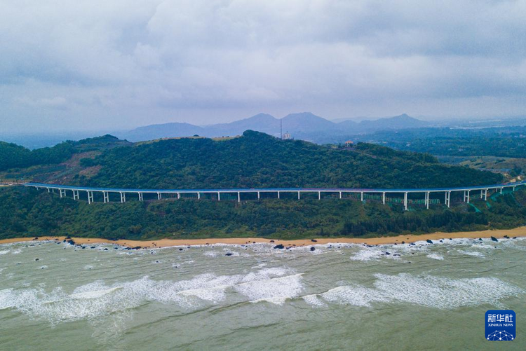 海南环岛旅游公路万宁段：山海相伴 路在画中