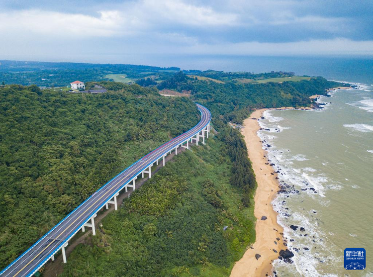 海南环岛旅游公路万宁段：山海相伴 路在画中