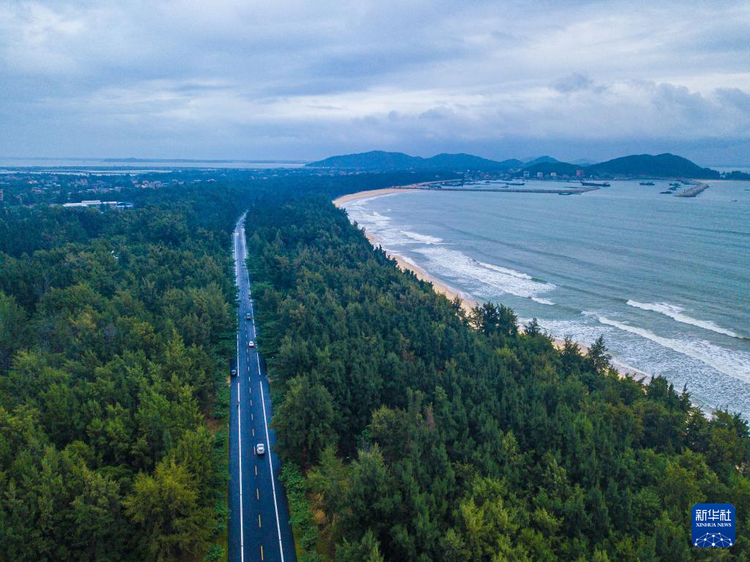 海南环岛旅游公路万宁段：山海相伴 路在画中