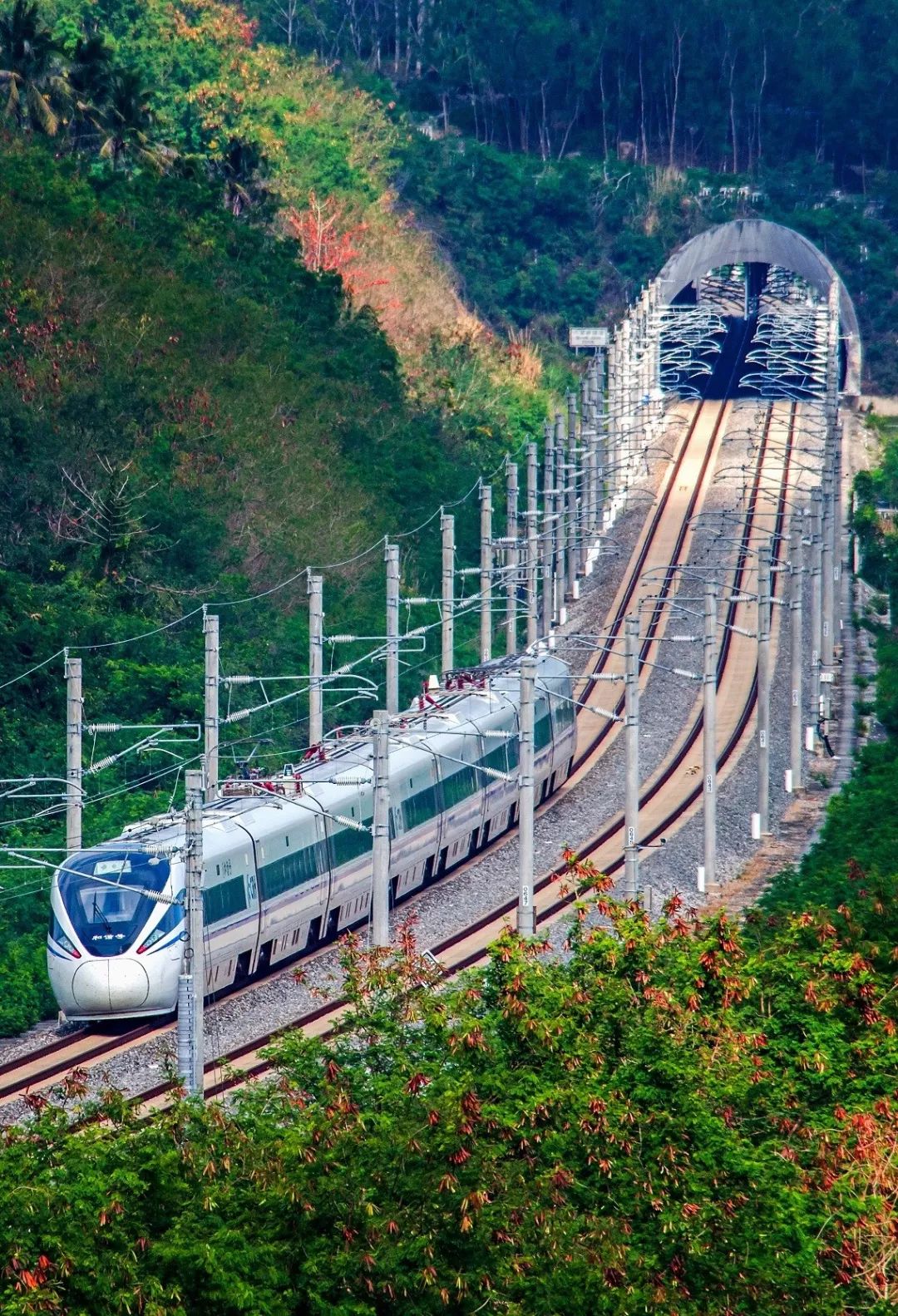 30岁的海南，戴着这条“铁项链”惊艳世界
