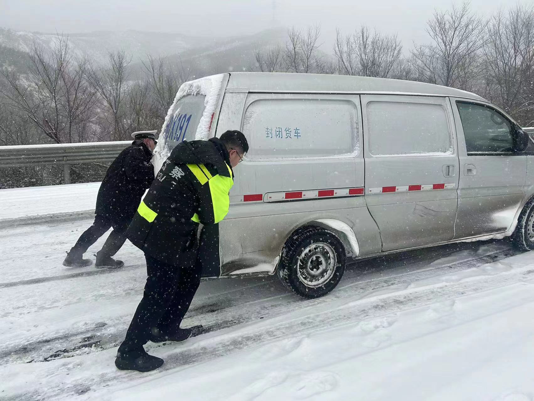 河北围场：躬身便民行 守护平安路_fororder_交警同志在岱尹梁路段帮百姓推车