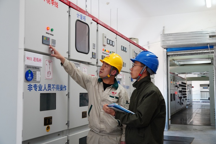 呼和浩特地区电网负荷首次突破400万千瓦_fororder_DSC02012.JPG