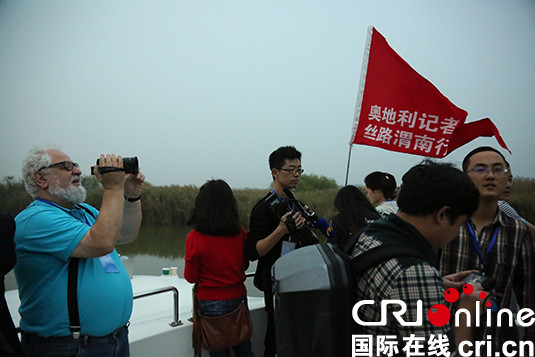 万顷芦苇边“唱”起蒹葭 中奥记者重温爱情绝唱