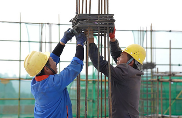 泸州纳溪：建设标准化茶叶加工厂 助力茶产业高质量发展_fororder_工人们在泸州市纳溪区农副产品加工园区（茶叶加工厂）项目施工现场施工作业