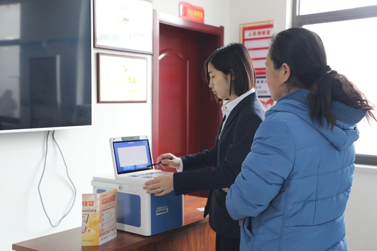保定市满城区：进村办理社保卡 便民服务暖人心_fororder_工作人员展示社保卡网上办理流程 摄影 康艺潇