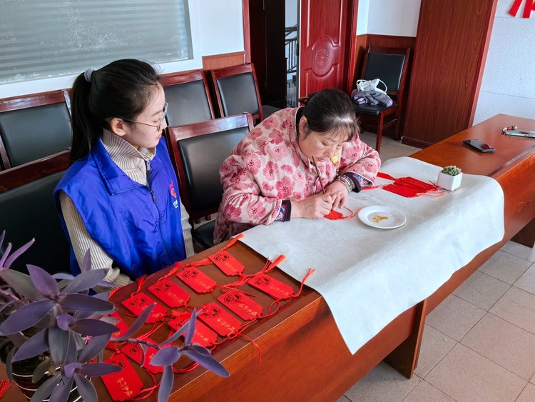 图片默认标题_fororder_“爱心妈妈”书写福牌 摄影 贾俊杰